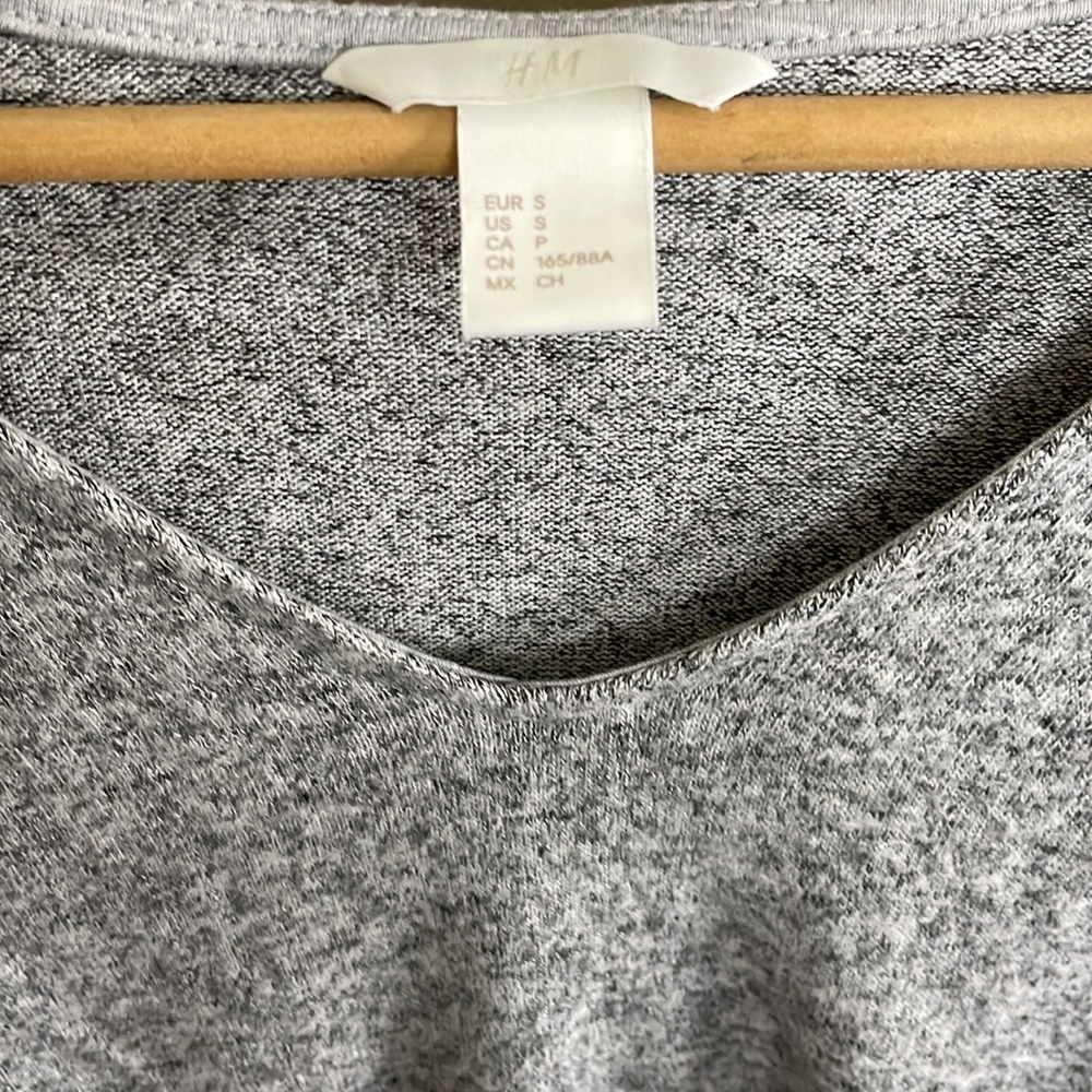 H&M grey soft knit oversized, V neck top.Size S but can fit XL - Picture 3 of 7